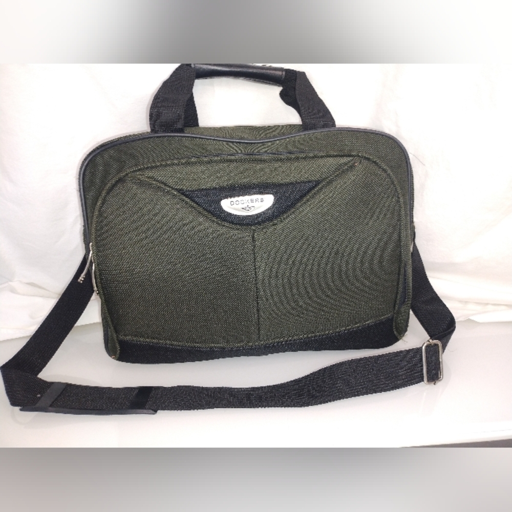 Dockers Med Size Duffle Weekend Overnight Carryon Bag- Great Pre-owned Condition